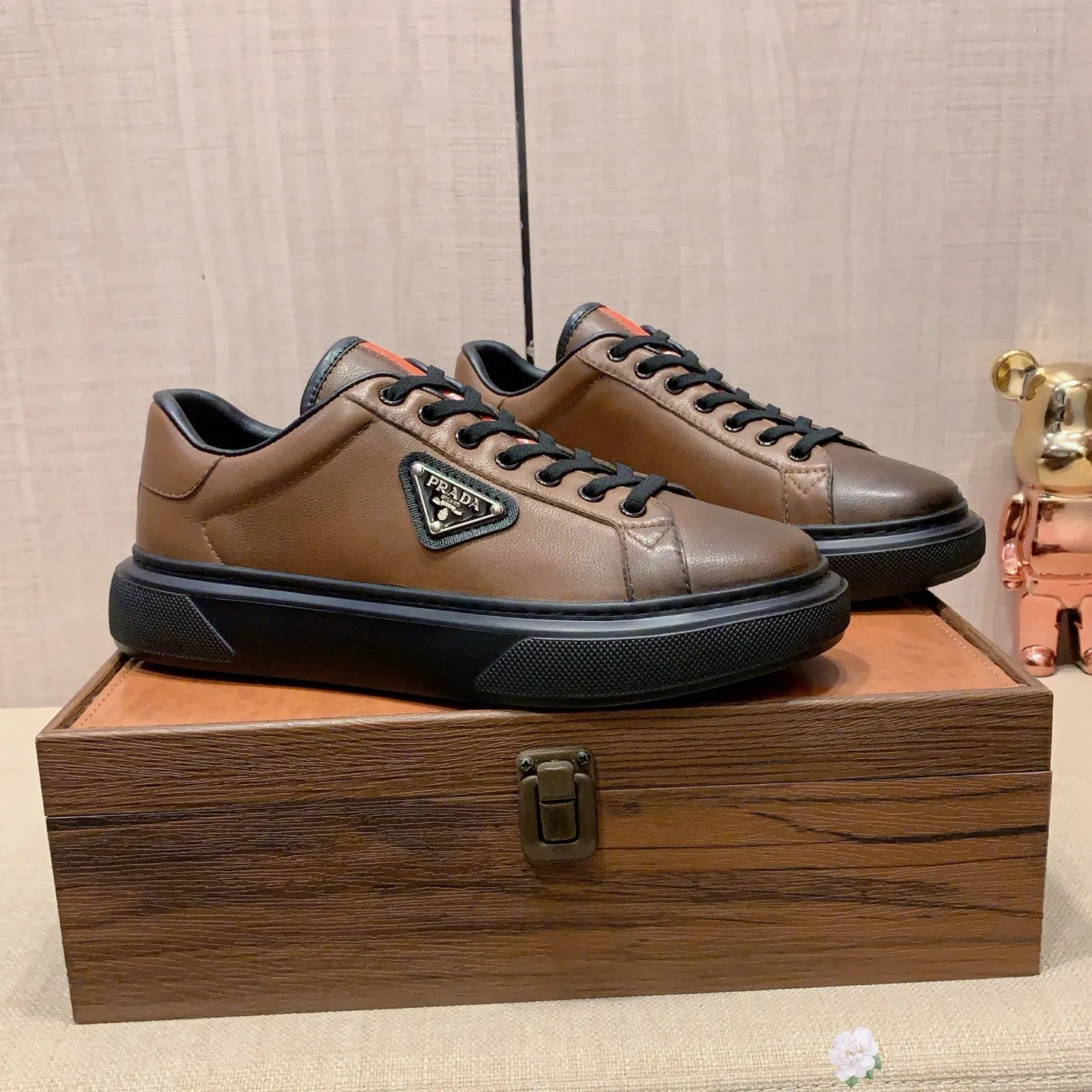 Men's men's shoes💰460💰💰🎩🎩[Lightning][Lightning] "PRADA*" The latest and most popular casual shoes, top brand [seduce] luxury ~ purchasing agency, top ~ quality. [Strong] The upper is made of imported breathable and polished cowhide material ➕ Breathable sheepskin feet (•) with fine workmanship. The original stylish and stylish soft rubber wear-resistant and non-slip outsole is light and comfortable on the feet. The real thing looks better when taken in real life. 0186: code: 38-44, 2️⃣ colors selected